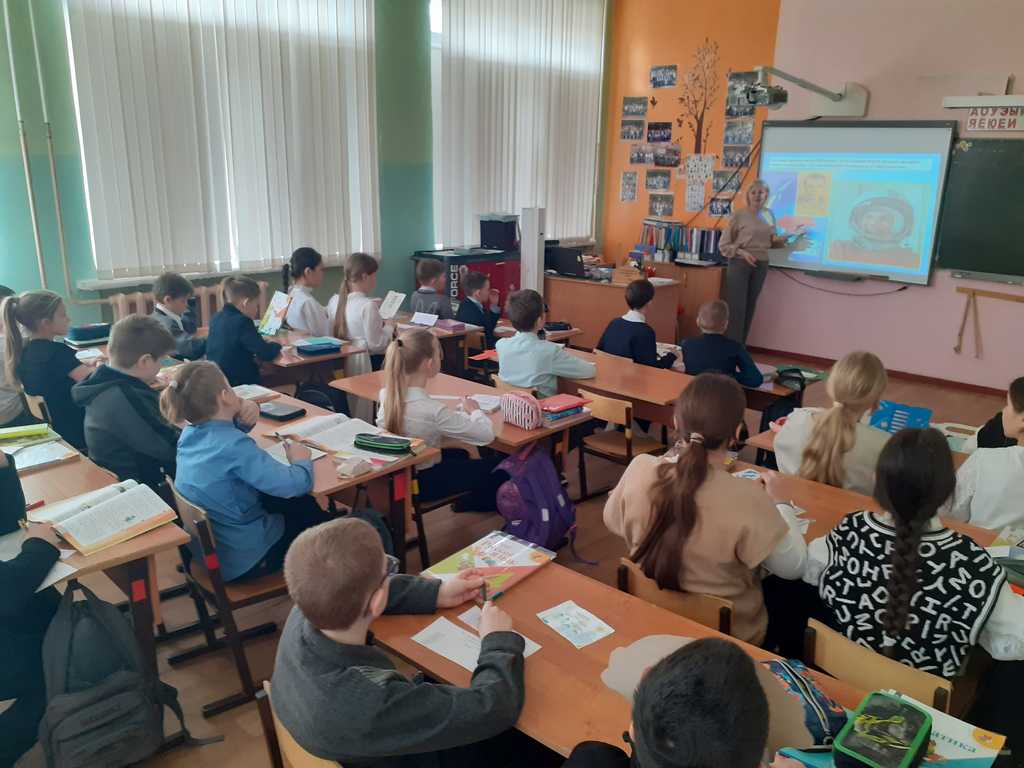 Мультимедийный час «Звёздный сын Земли» ко Дню космонавтики